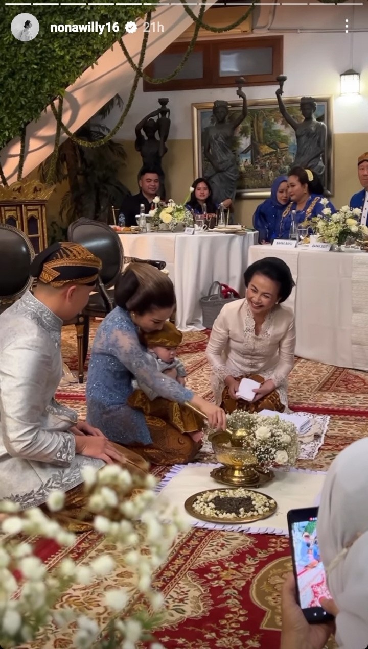 momen tedak siten anak Nikita Willy © berbagai sumber