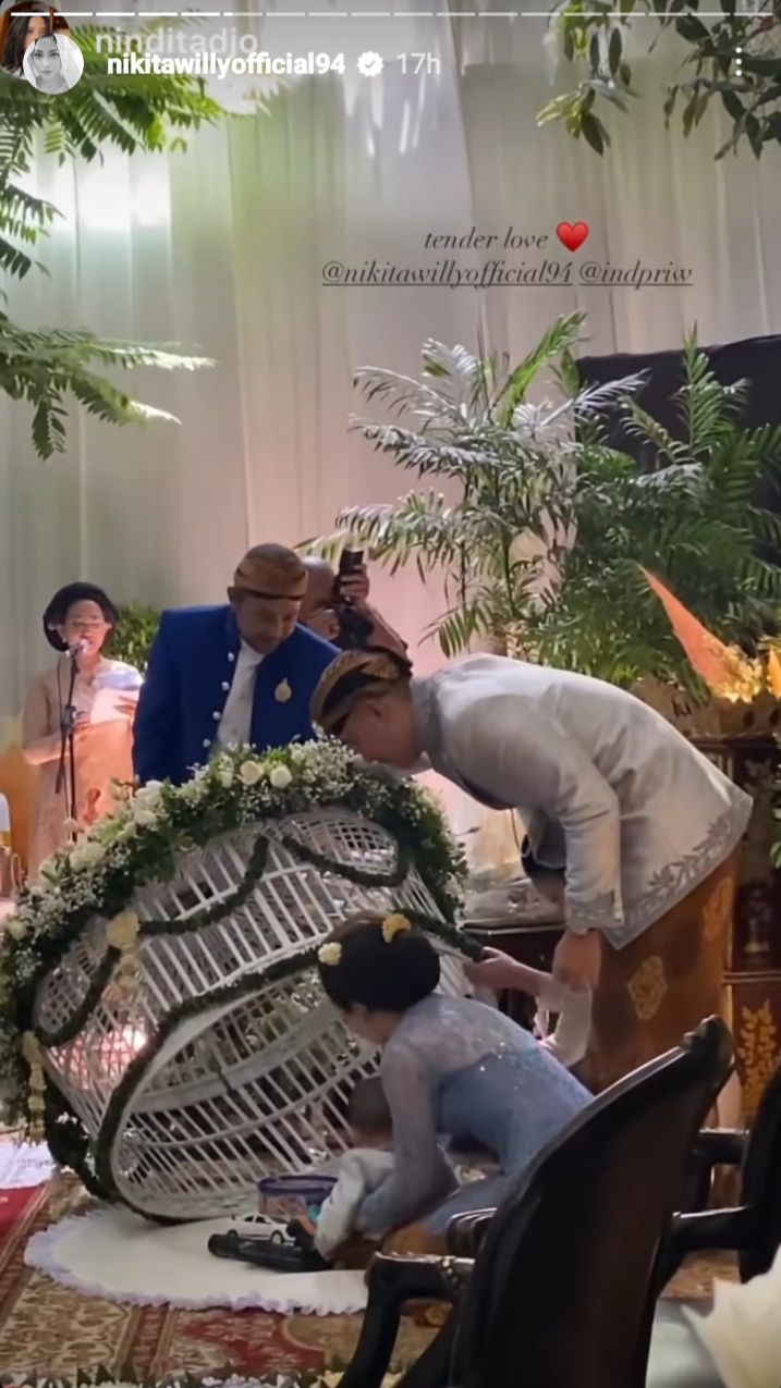 momen tedak siten anak Nikita Willy © berbagai sumber