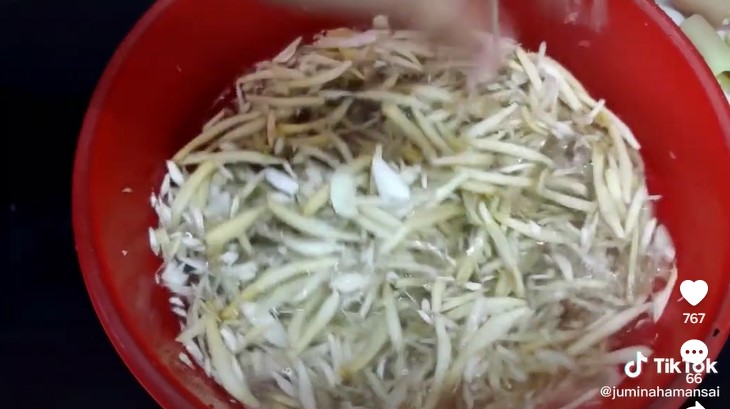 Trik mudah memotong jantung pisang agar tekstur kerasnya hilang