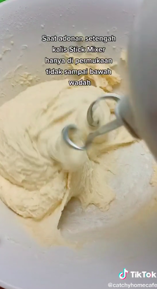 Pemula wajib tahu, ini cara pakai hand mixer agar adonan kalis