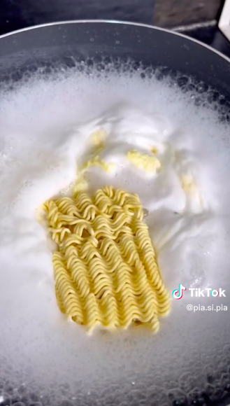 Cara masak mi rebus pakai telur agar kuahnya enak dan nggak amis