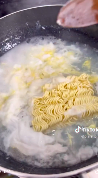 Cara masak mi rebus pakai telur agar kuahnya enak dan nggak amis