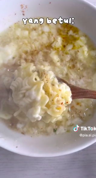 Cara masak mi rebus pakai telur agar kuahnya enak dan nggak amis