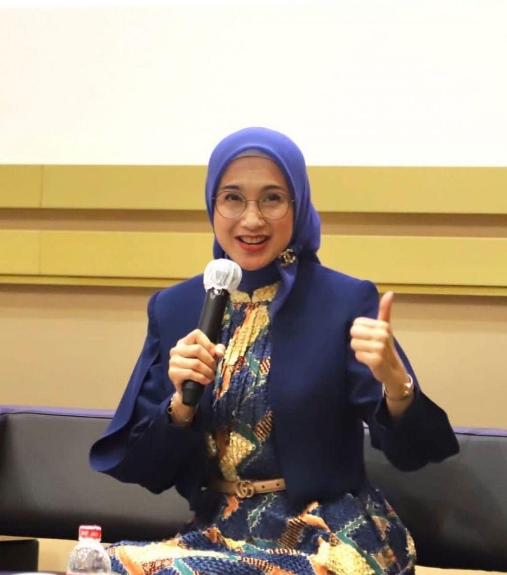 11 Penampilan Desy Ratnasari saat jadi dosen tamu, gayanya berkelas berbagai sumber