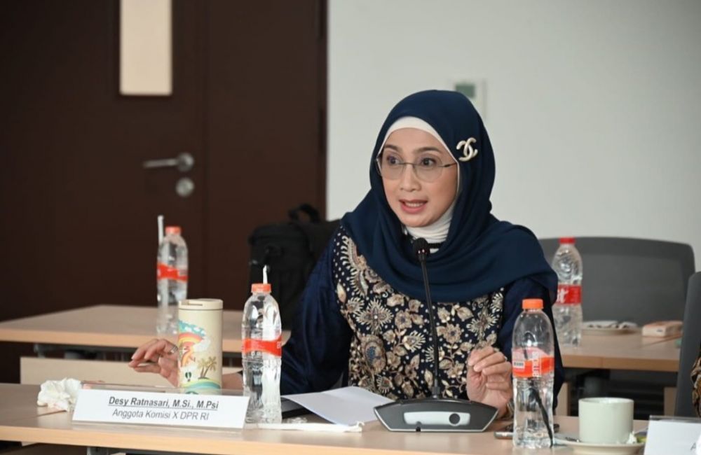 11 Penampilan Desy Ratnasari saat jadi dosen tamu, gayanya berkelas berbagai sumber