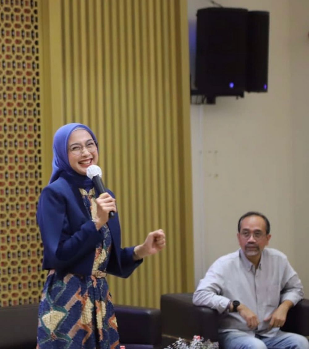 11 Penampilan Desy Ratnasari saat jadi dosen tamu, gayanya berkelas berbagai sumber 11 Penampilan Desy Ratnasari saat jadi dosen tamu, gayanya berkelas berbagai sumber