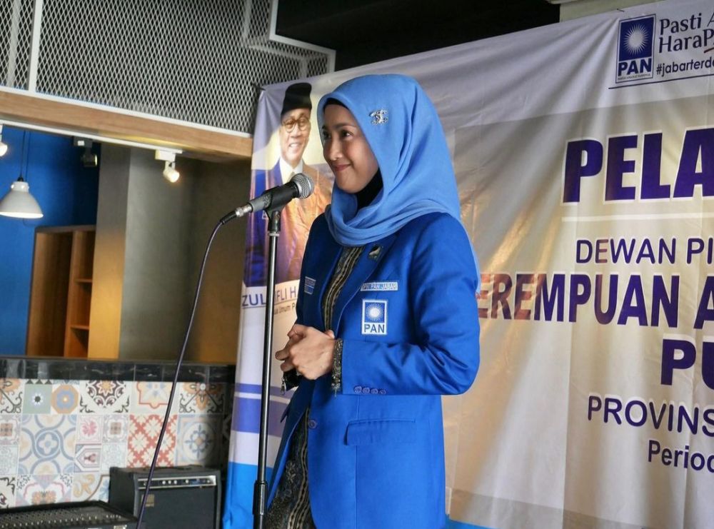 11 Penampilan Desy Ratnasari saat jadi dosen tamu, gayanya berkelas berbagai sumber 11 Penampilan Desy Ratnasari saat jadi dosen tamu, gayanya berkelas berbagai sumber