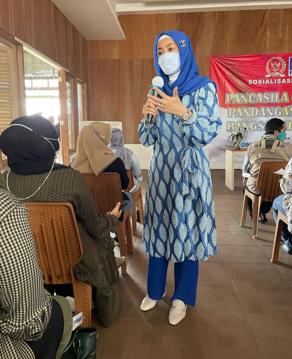 11 Penampilan Desy Ratnasari saat jadi dosen tamu, gayanya berkelas berbagai sumber 11 Penampilan Desy Ratnasari saat jadi dosen tamu, gayanya berkelas berbagai sumber