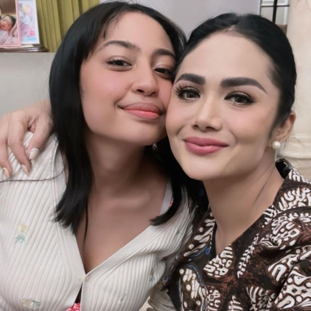 Tak bedakan kasih sayang, potret kedekatan 6 penyanyi & putri sambung berbagai sumber Tak bedakan kasih sayang, potret kedekatan 6 penyanyi & putri sambung berbagai sumber