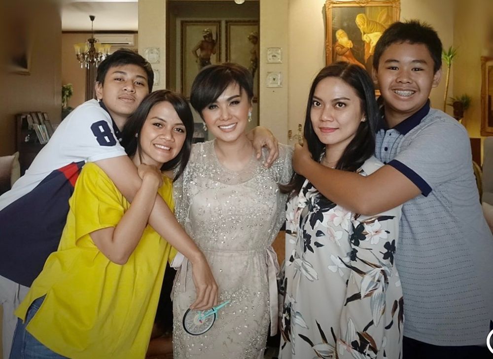 Tak bedakan kasih sayang, potret kedekatan 6 penyanyi & putri sambung berbagai sumber Tak bedakan kasih sayang, potret kedekatan 6 penyanyi & putri sambung berbagai sumber