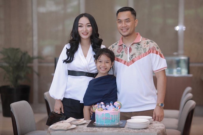 Tak bedakan kasih sayang, potret kedekatan 6 penyanyi & putri sambung berbagai sumber Tak bedakan kasih sayang, potret kedekatan 6 penyanyi & putri sambung berbagai sumber