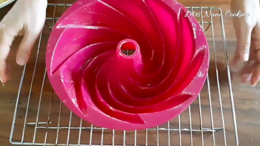 Trik memanggang bolu pakai loyang silikon, antitumpah & tak gosong