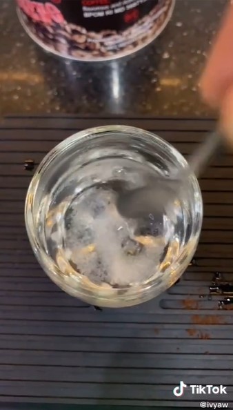 Bukan pakai gula, begini cara bikin kopi biar rasa pahitnya berkurang