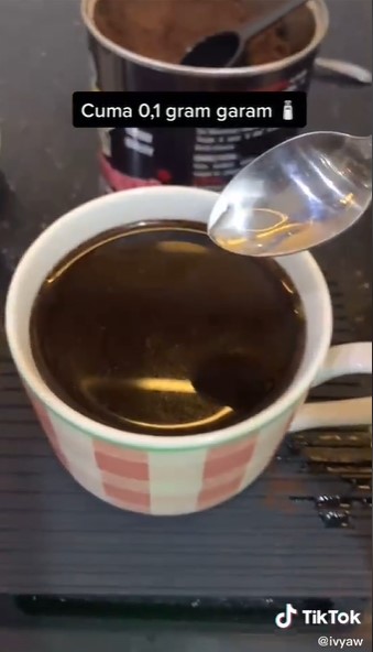 Bukan pakai gula, begini cara bikin kopi biar rasa pahitnya berkurang