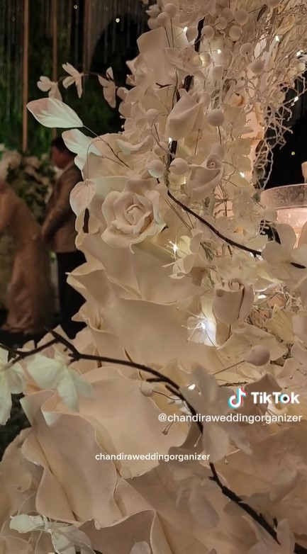 8 Potret kue pernikahan Glenca Chysara-Rendi Jhon, elegan dan unik