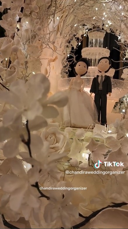 8 Potret kue pernikahan Glenca Chysara-Rendi Jhon, elegan dan unik