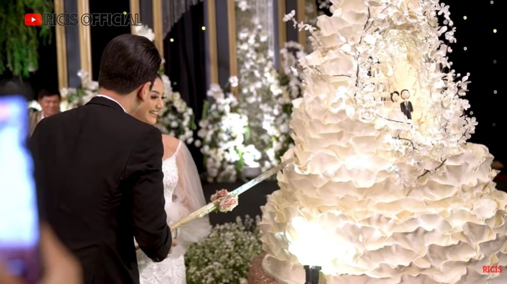 8 Potret kue pernikahan Glenca Chysara-Rendi Jhon, elegan dan unik
