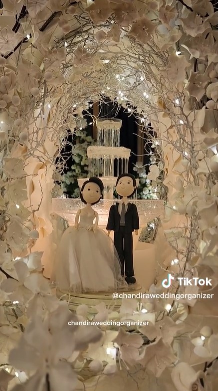 8 Potret kue pernikahan Glenca Chysara-Rendi Jhon, elegan dan unik