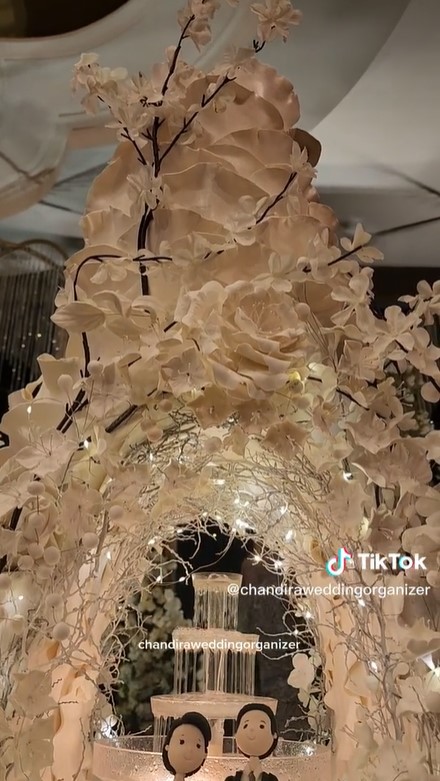 8 Potret kue pernikahan Glenca Chysara-Rendi Jhon, elegan dan unik