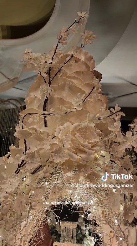 8 Potret kue pernikahan Glenca Chysara-Rendi Jhon, elegan dan unik