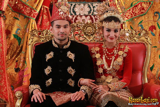 Momen pernikahan 9 seleb terlibat cinlok, Glenca-Rendi usung adat Jawa