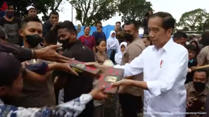 8 Momen Jokowi kunjungi korban gempa Cianjur, bagi-bagi ayam goreng