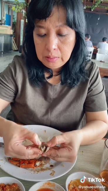 Tak banyak yang tahu, ini cara cepat membuka kerang dara tanpa alat