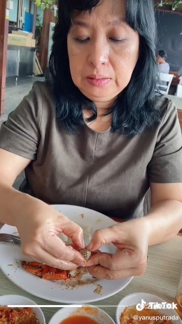 Tak banyak yang tahu, ini cara cepat membuka kerang dara tanpa alat