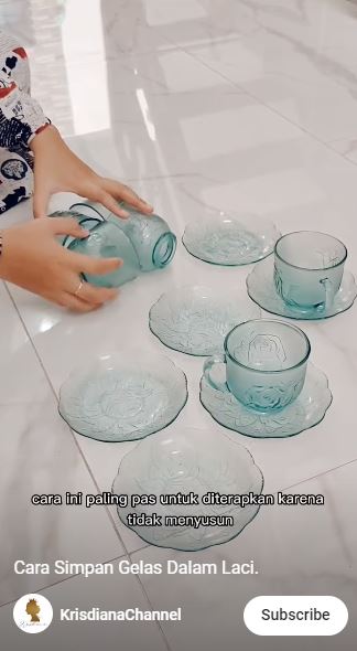 Trik menyusun cangkir di dalam laci, lebih rapi dan tak makan tempat