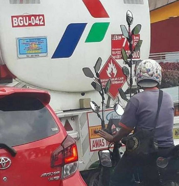 Penampakan nyeleneh spion kendaraan © berbagai sumber