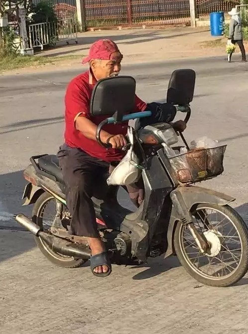 Penampakan nyeleneh spion kendaraan © berbagai sumber