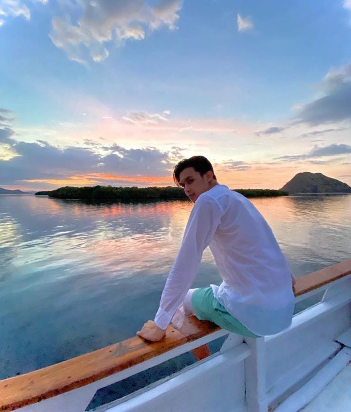 OOTD keren ala Rey Mbayang © 2022 brilio.net