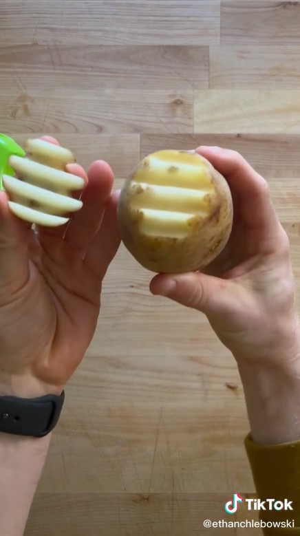 Tanpa alat khusus, ini trik membuat waffle fries pakai parutan biasa