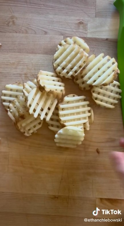 Tanpa alat khusus, ini trik membuat waffle fries pakai parutan biasa
