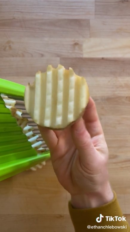 Tanpa alat khusus, ini trik membuat waffle fries pakai parutan biasa