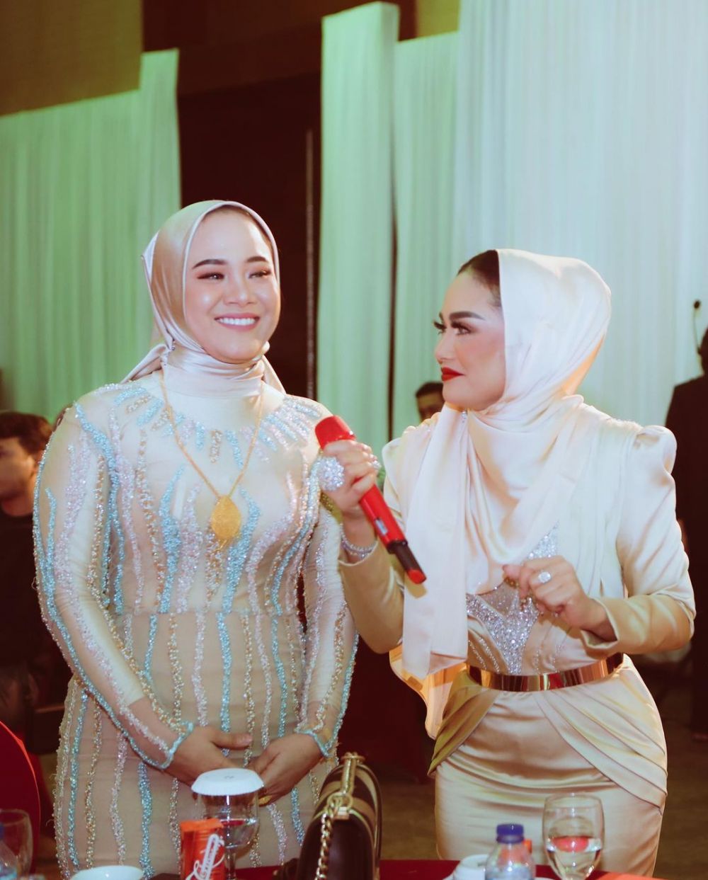 9 Potret Krisdayanti berhijab kunjungi Aceh, gaya berpakaian disorot