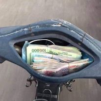 potret nyeleneh orang simpan duit  © berbagai sumber