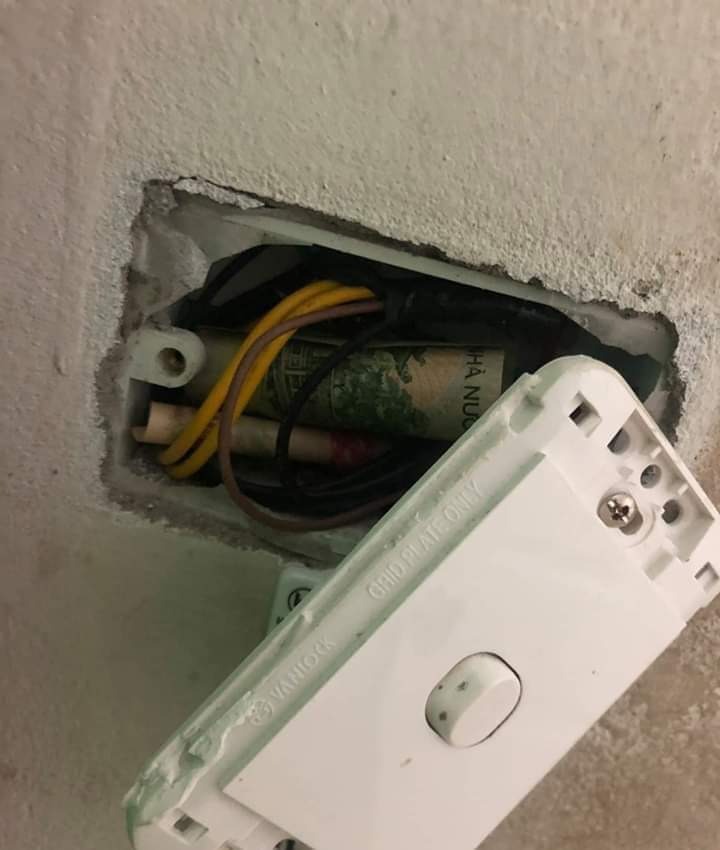 potret nyeleneh orang simpan duit  © berbagai sumber