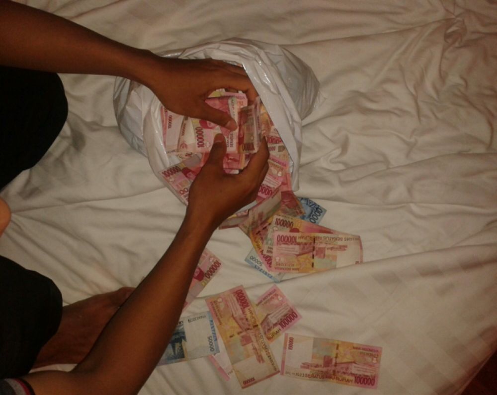 potret nyeleneh orang simpan duit  © berbagai sumber