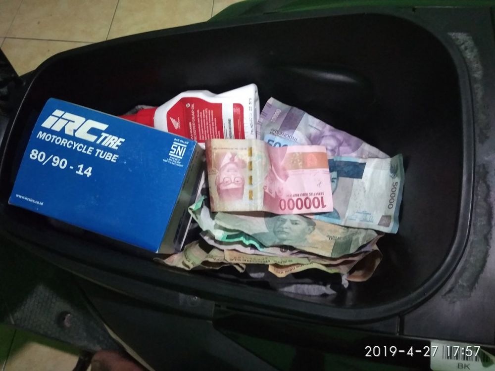 potret nyeleneh orang simpan duit  © berbagai sumber