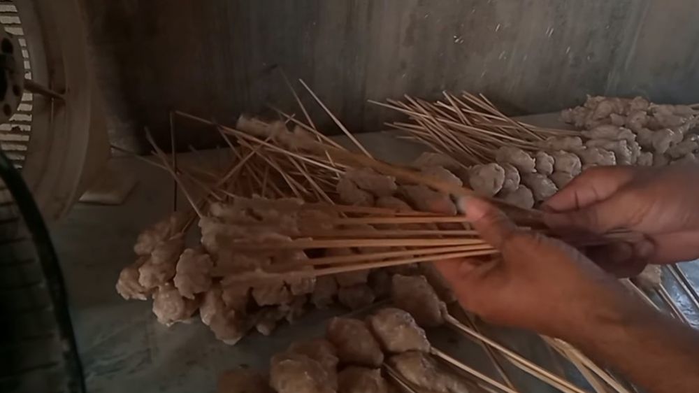 Cara atasi adonan sempol yang encer dan susah menempel di tusuk lidi