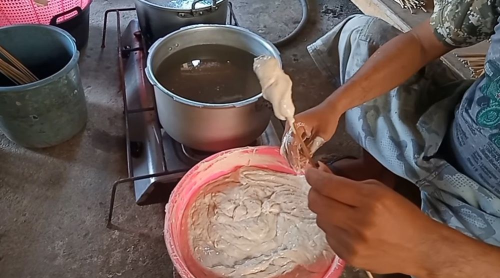 Cara atasi adonan sempol yang encer dan susah menempel di tusuk lidi
