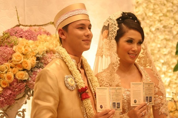 potret seleb nikah pakai tiga mata uang © berbagai sumber