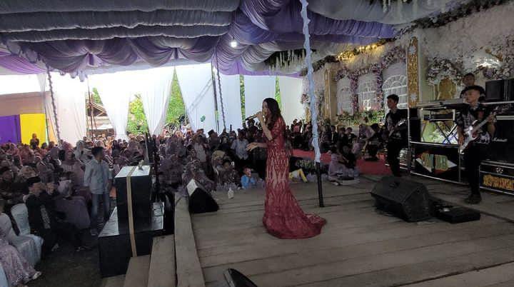 Rara LIDA manggung di hajatan kampung Instagram Rara LIDA manggung di hajatan kampung Instagram