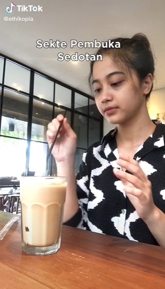 Trik buka bungkus sedotan plastik biar nggak terbuang sembarangan