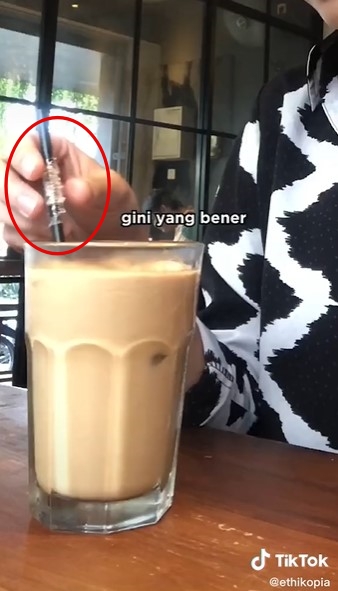 Trik buka bungkus sedotan plastik biar nggak terbuang sembarangan