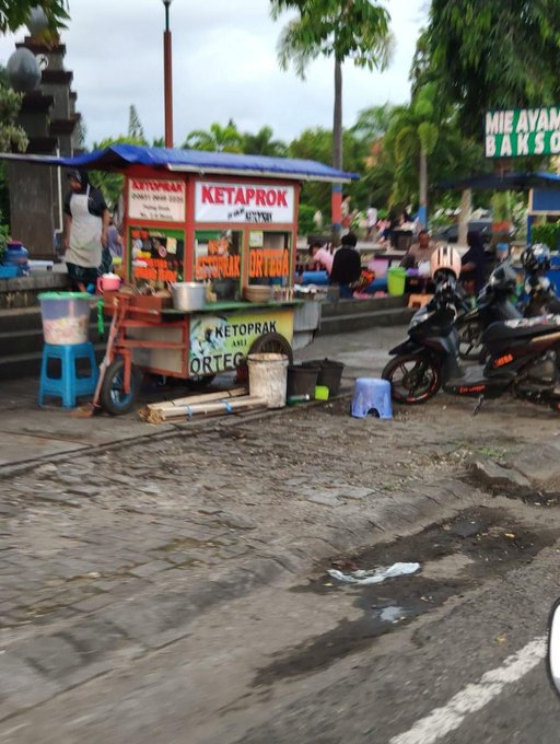 11 Keunikan pedagang ini cuma ada di Indonesia, nyeleneh tapi kreatif