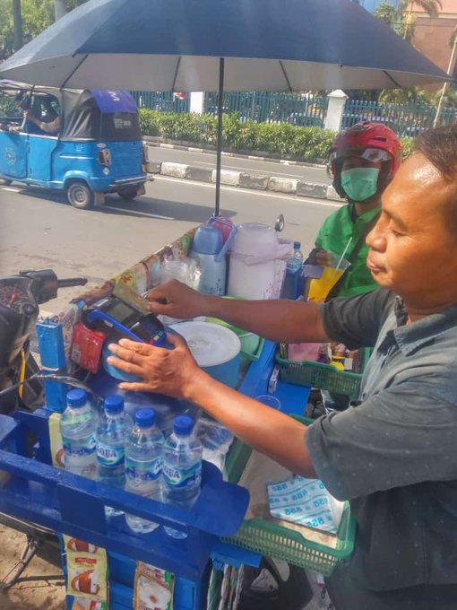 11 Keunikan pedagang ini cuma ada di Indonesia, nyeleneh tapi kreatif