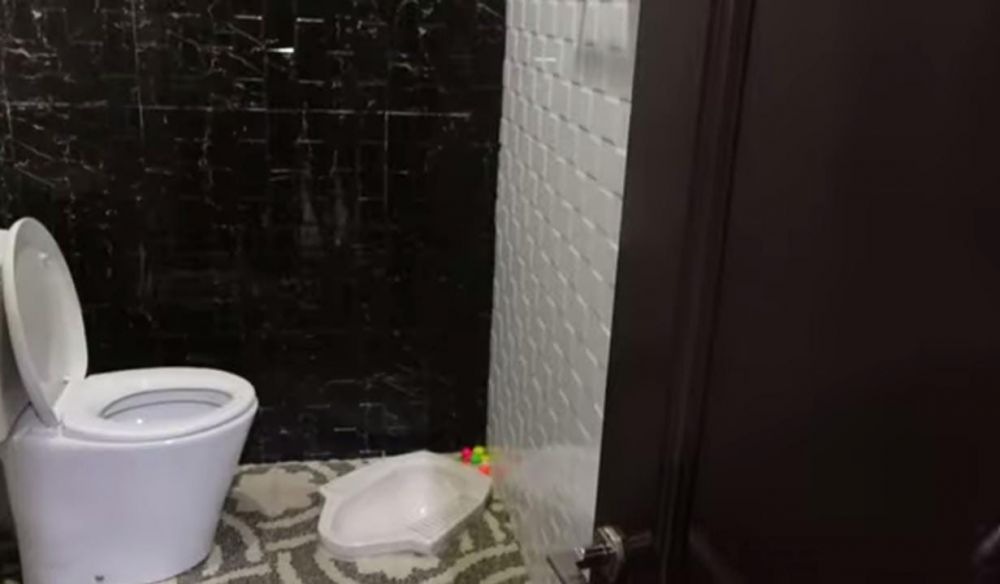 9 Potret toilet 'aneh' di rumah Ayu Ting Ting, bikin bingung tamu