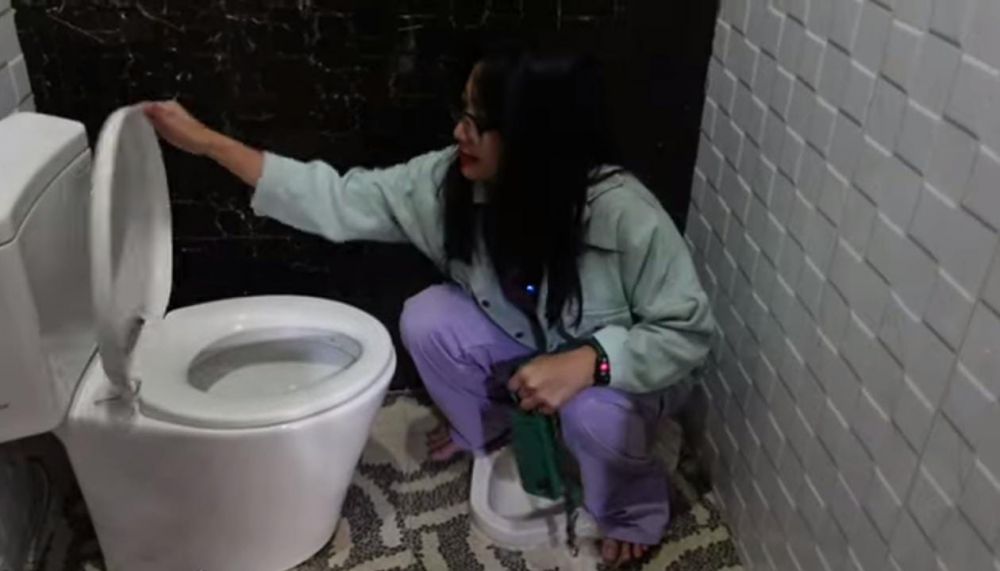 9 Potret toilet 'aneh' di rumah Ayu Ting Ting, bikin bingung tamu
